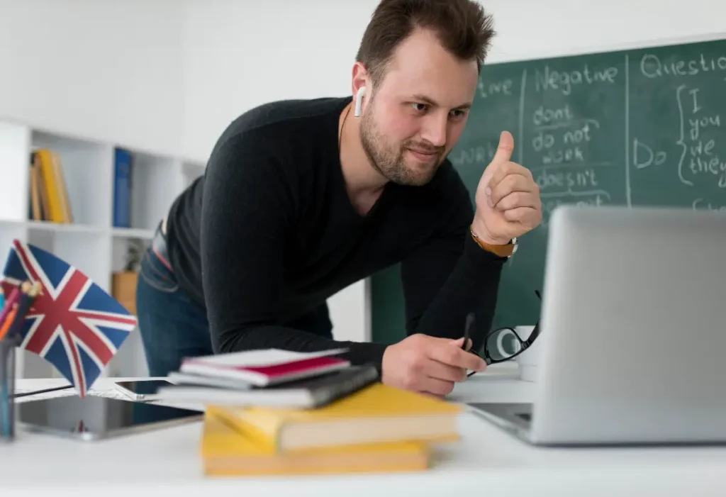 nauczyciel-robi-lekcje-angielskiego-online-dla-swoich-uczniow
