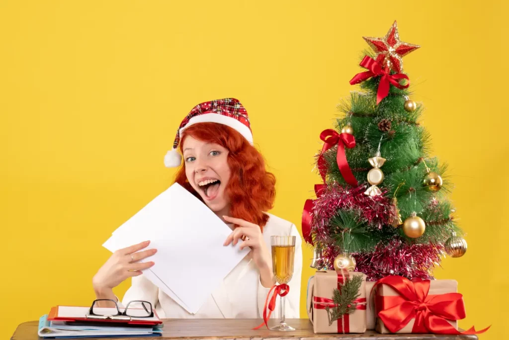 widok-z-przodu-lekarza-kobiet-posiadajacych-dokumenty-za-stolem-z-prezentami